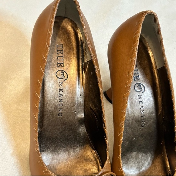 True Meaning | Leather Block heel Pumps Tan & Cream with bow detail | Size 8 - Picture 3 of 8